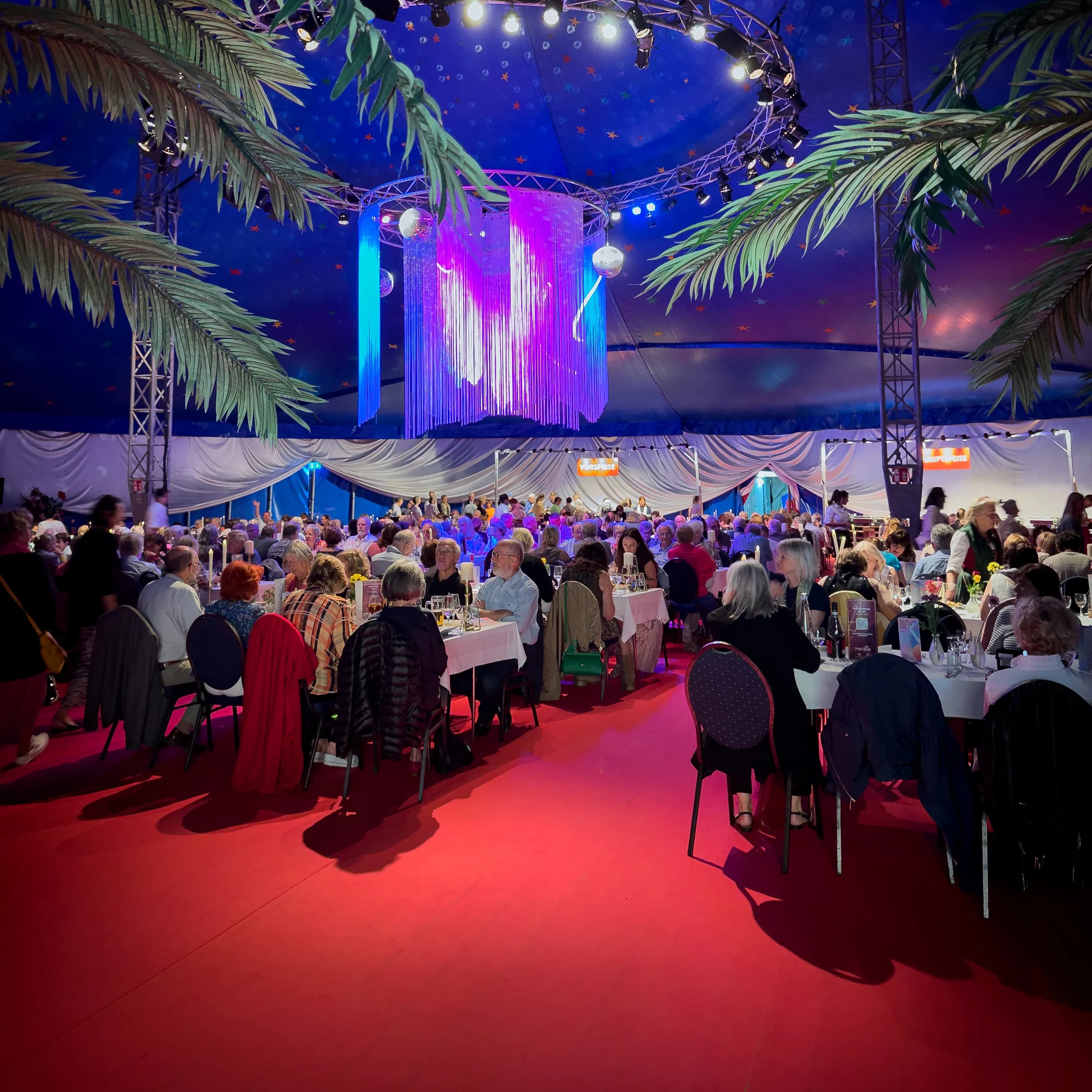 Veranstaltung mit gefüllten Esstischen